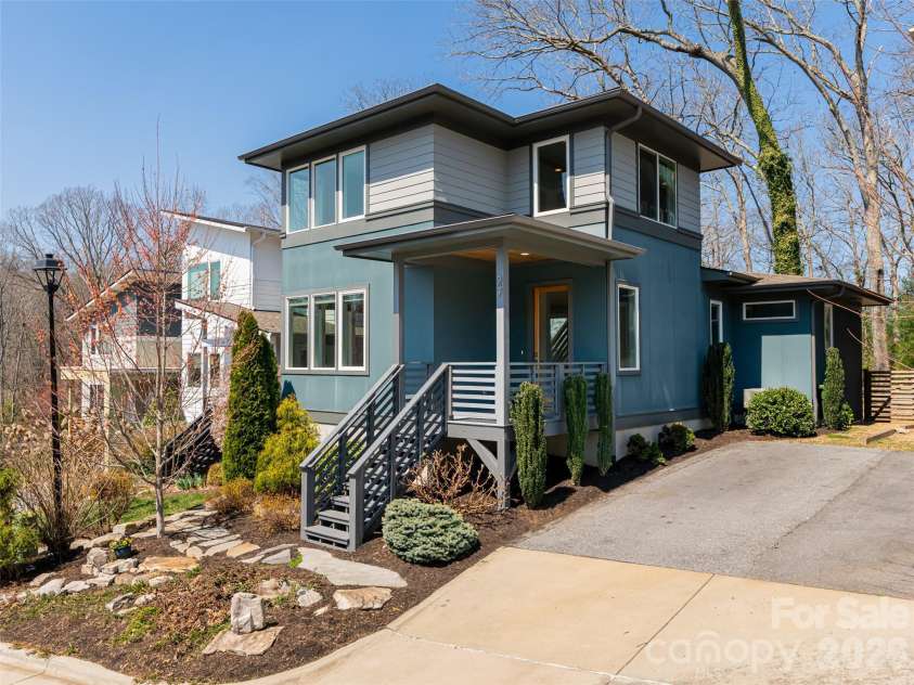27 Mauricet Lane, Asheville, NC 28806.  MLS# CAR4321609, YatesRealty ID 10488. 
