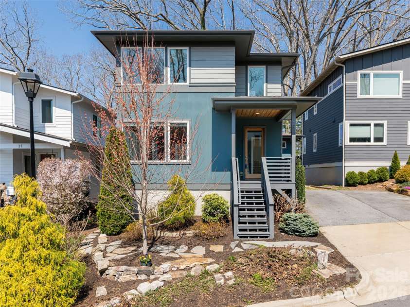 27 Mauricet Lane, Asheville, NC 28806.  MLS# CAR4321609, YatesRealty ID 10488. 