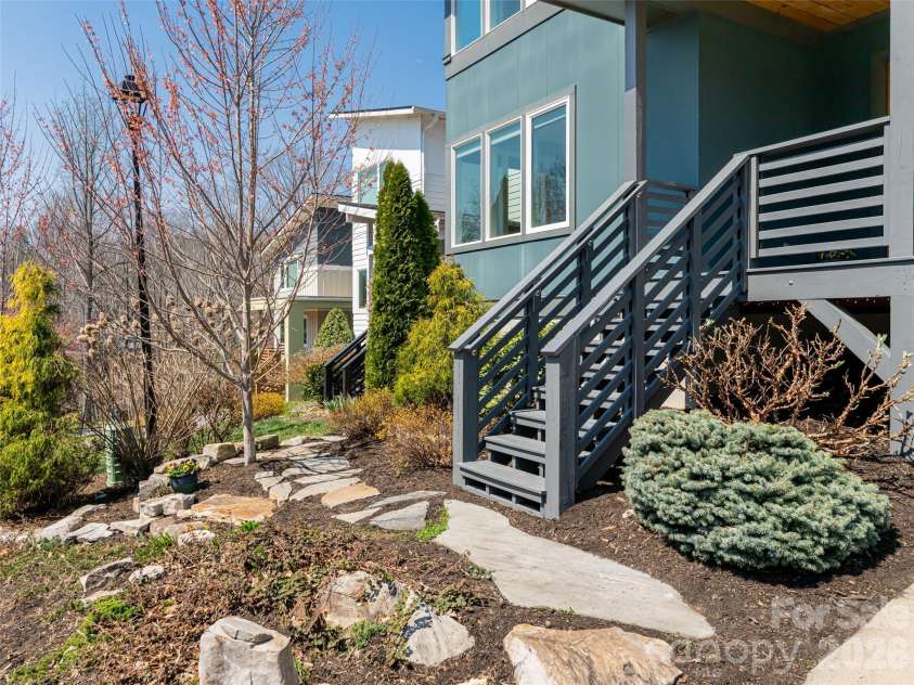 27 Mauricet Lane, Asheville, NC 28806.  MLS# CAR4321609, YatesRealty ID 10488. 