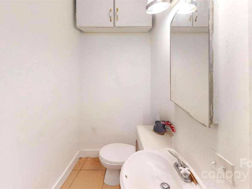 600 35th Street, Charlotte, NC 28205.  MLS# CAR4253332, YatesRealty ID 10488. Bathroom 2_Before Tenant