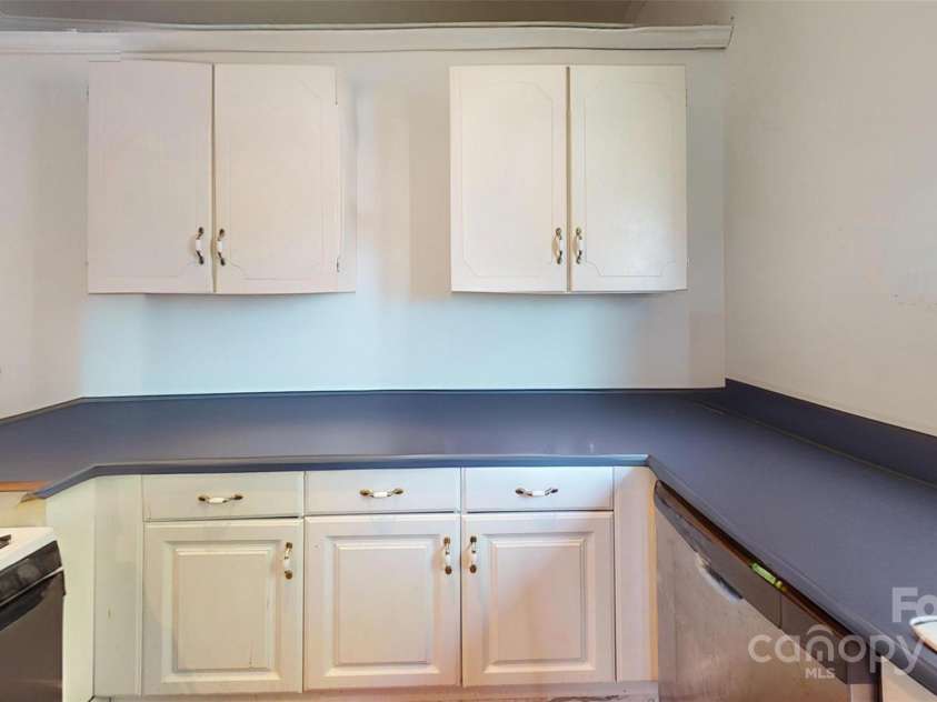 600 35th Street, Charlotte, NC 28205.  MLS# CAR4253332, YatesRealty ID 10488. Kitchen_Before Tenant