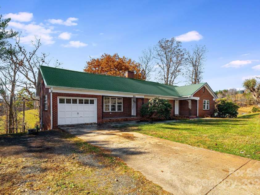 92 Parkway View Road, Mars Hill, NC 28754.  MLS# CAR4320568, YatesRealty ID 10489. 