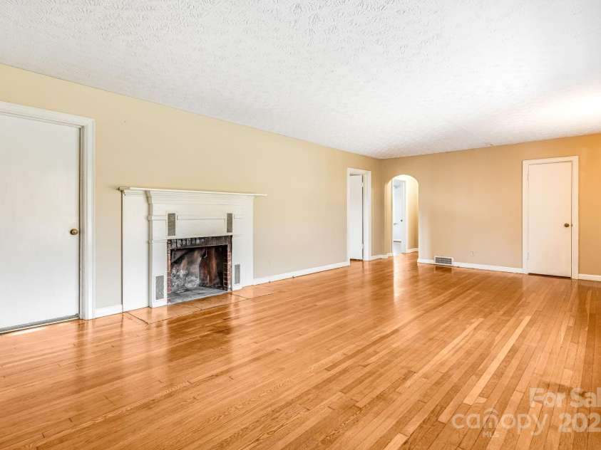 92 Parkway View Road, Mars Hill, NC 28754.  MLS# CAR4320568, YatesRealty ID 10489. 