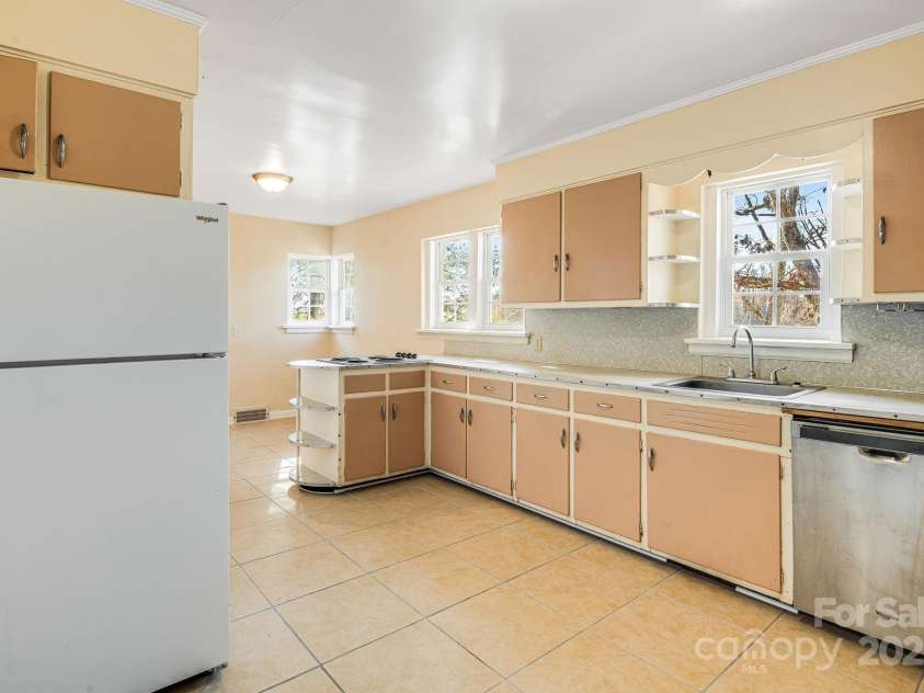 92 Parkway View Road, Mars Hill, NC 28754.  MLS# CAR4320568, YatesRealty ID 10489. 