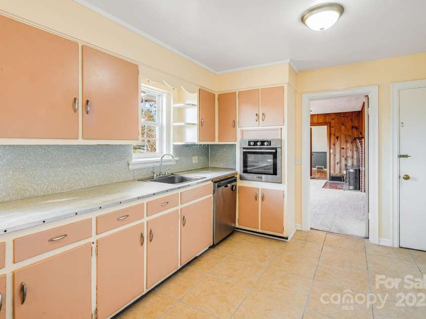 92 Parkway View Road, Mars Hill, NC 28754.  MLS# CAR4320568, YatesRealty ID 10489. 
