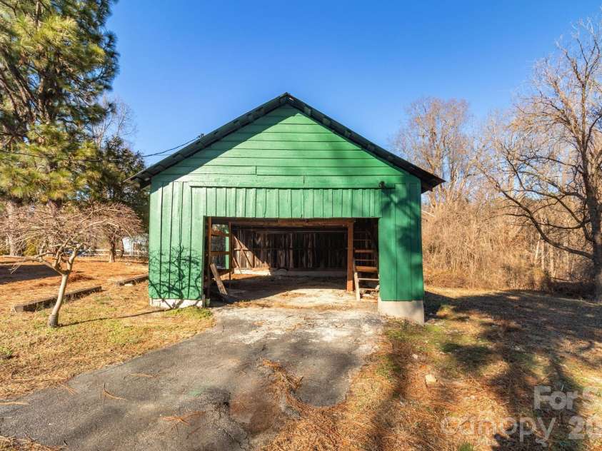 156 Payne Road, Thomasville, NC 27360.  MLS# CAR4337513, YatesRealty ID 10492. 