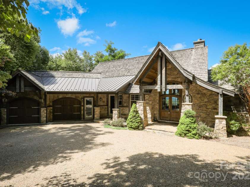 105 Rocky Knob Road, Burnsville, NC 28714.  MLS# CAR4254494, YatesRealty ID 10494. 