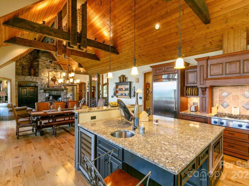 105 Rocky Knob Road, Burnsville, NC 28714.  MLS# CAR4254494, YatesRealty ID 10494. 