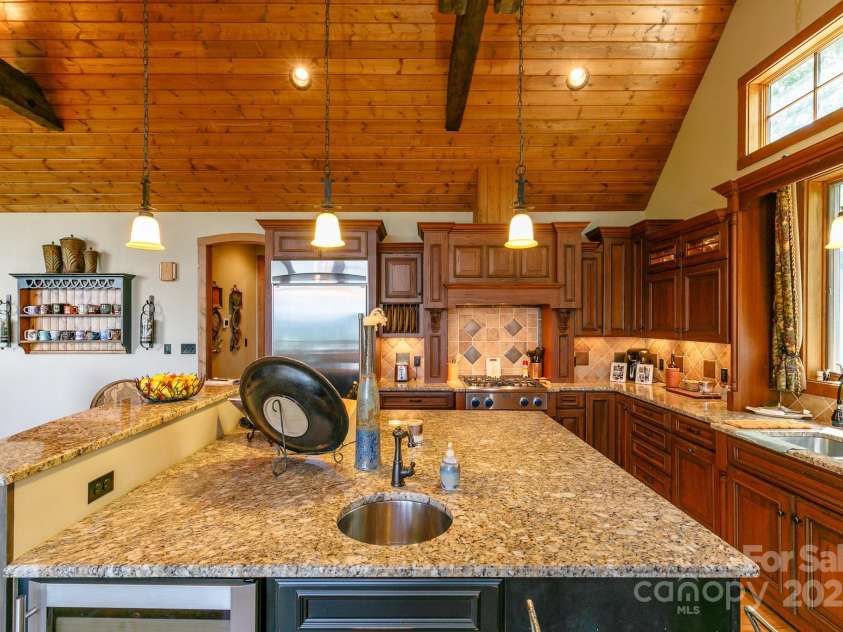 105 Rocky Knob Road, Burnsville, NC 28714.  MLS# CAR4254494, YatesRealty ID 10494. 