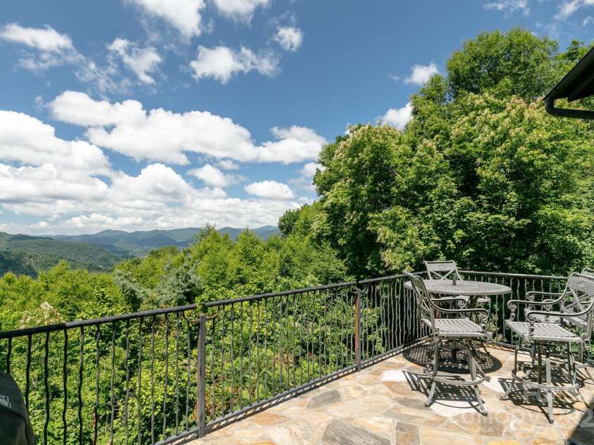 105 Rocky Knob Road, Burnsville, NC 28714.  MLS# CAR4254494, YatesRealty ID 10494. 
