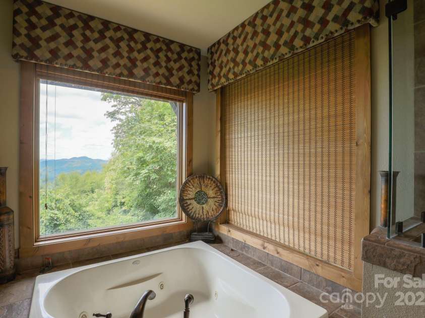 105 Rocky Knob Road, Burnsville, NC 28714.  MLS# CAR4254494, YatesRealty ID 10494. 