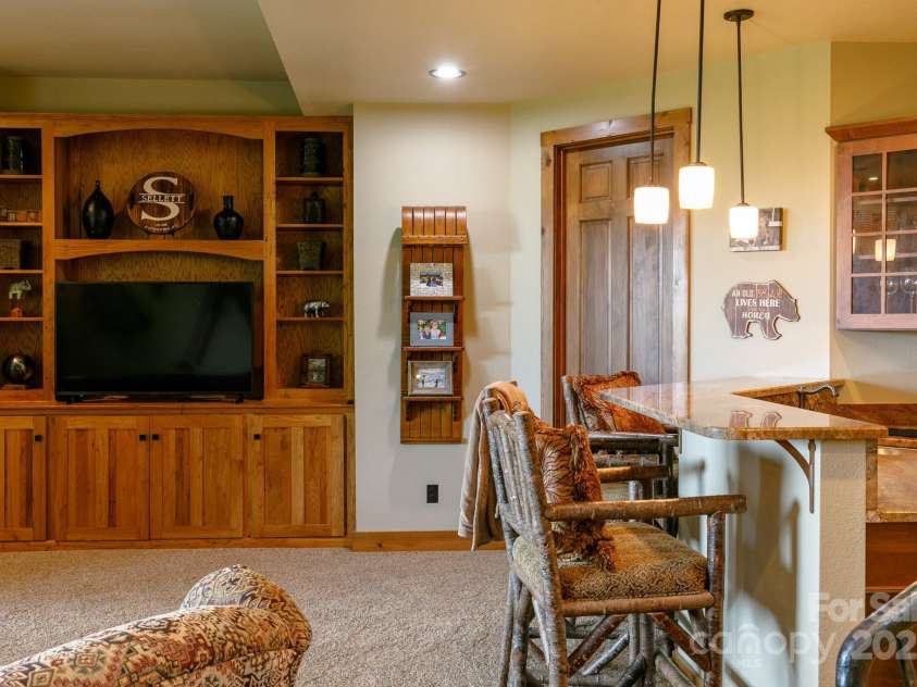 105 Rocky Knob Road, Burnsville, NC 28714.  MLS# CAR4254494, YatesRealty ID 10494. 