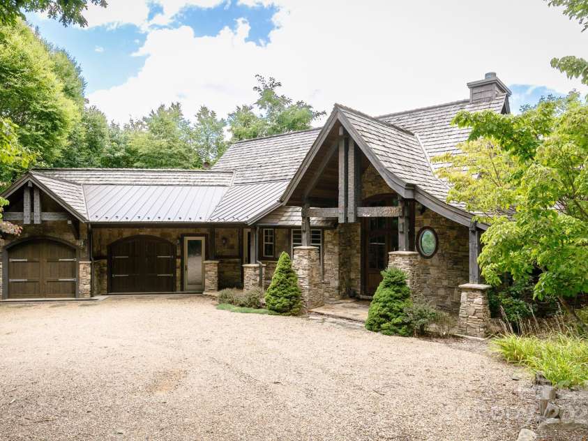 105 Rocky Knob Road, Burnsville, NC 28714.  MLS# CAR4254494, YatesRealty ID 10494. 