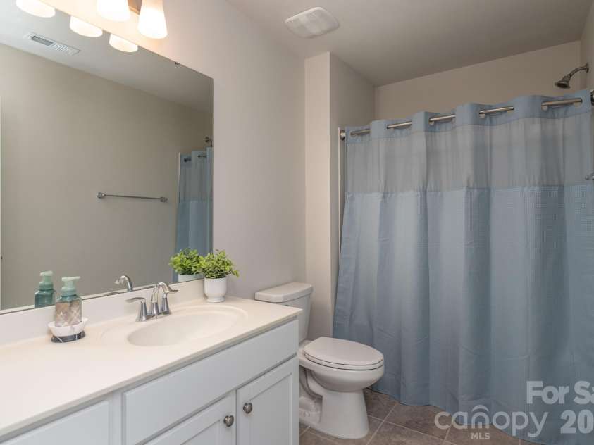 11316 Westbranch Parkway, Davidson, NC 28036.  MLS# CAR4343272, YatesRealty ID 10495. Large hall bathroom.