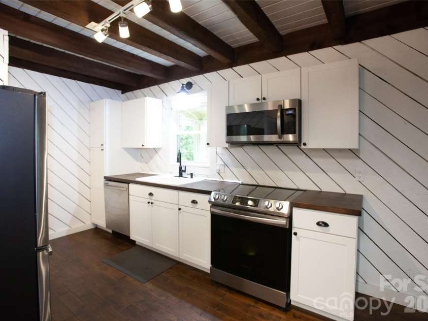 116 Vehorn Road, Fairview, NC 28730.  MLS# CAR4345277, YatesRealty ID 10496. Updated Kitchen