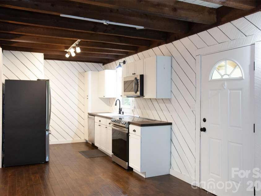116 Vehorn Road, Fairview, NC 28730.  MLS# CAR4345277, YatesRealty ID 10496. Updated Kitchen