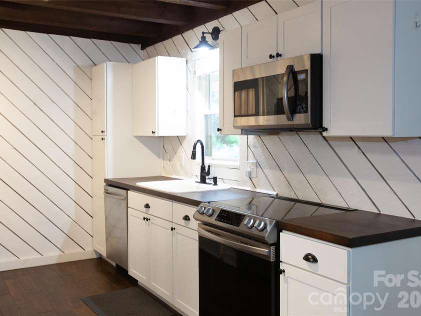 116 Vehorn Road, Fairview, NC 28730.  MLS# CAR4345277, YatesRealty ID 10496. Updated Kitchen