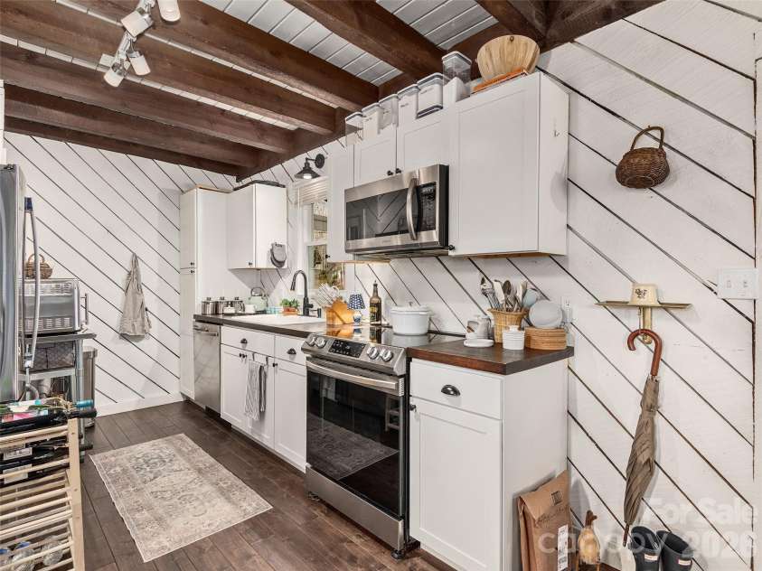 116 Vehorn Road, Fairview, NC 28730.  MLS# CAR4354116, YatesRealty ID 10496. Upper Level Kitchen