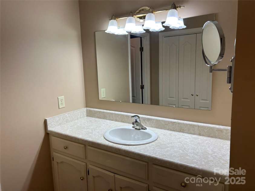 229 Garden Lakes Drive, Blacksburg, SC 29702.  MLS# CAR4253286, YatesRealty ID 10496. 