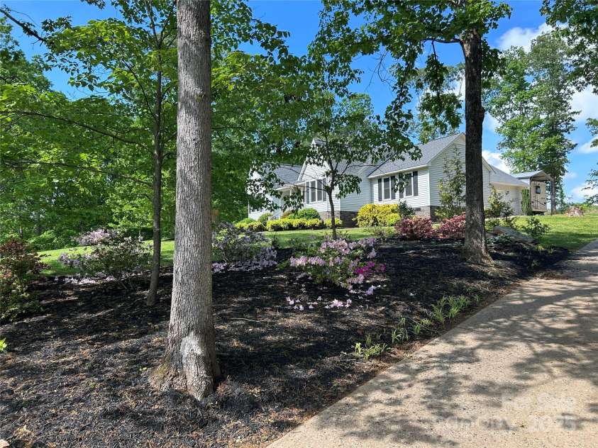 229 Garden Lakes Drive, Blacksburg, SC 29702.  MLS# CAR4253286, YatesRealty ID 10496. 