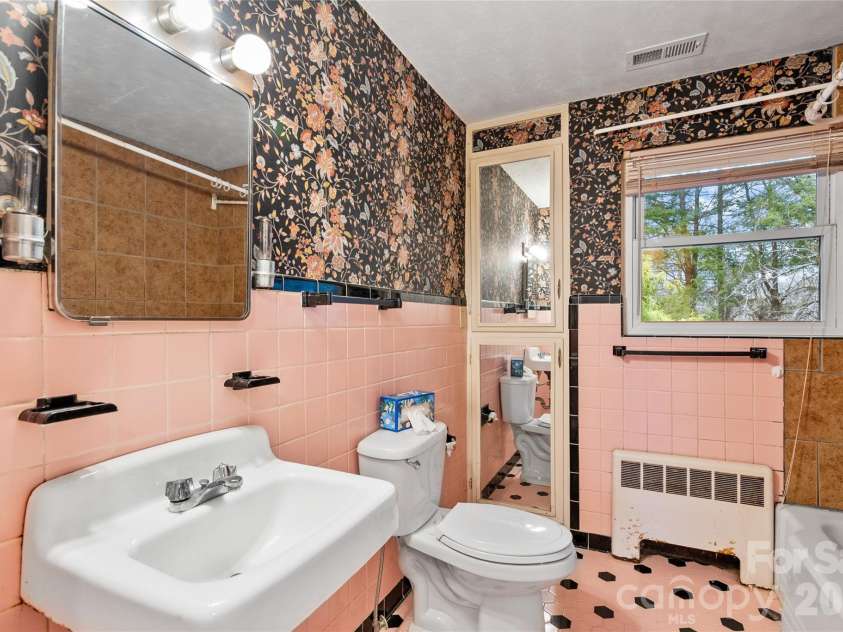 474 Main Street, Mars Hill, NC 28754.  MLS# CAR4343088, YatesRealty ID 10497. 