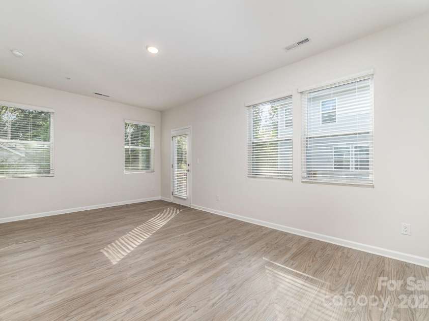 2304 Via Dei Conte Alley, Charlotte, NC 28205.  MLS# CAR4200582, YatesRealty ID 10498. Living Room