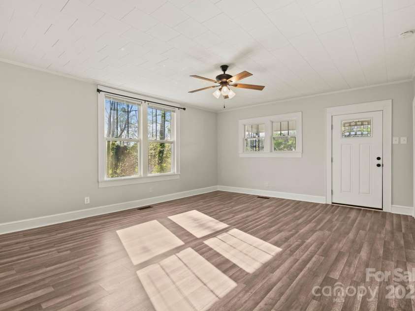 1211 College Avenue, Lenoir, NC 28645.  MLS# CAR4247707, YatesRealty ID 10499. 