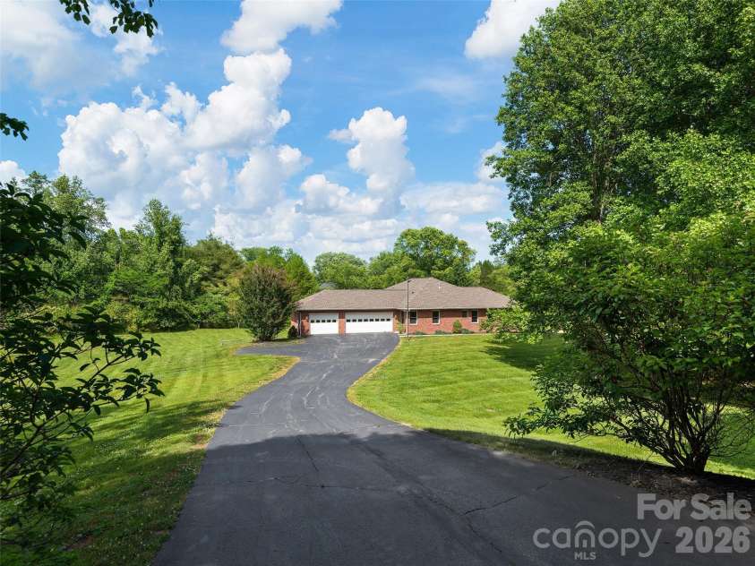39 Beaumont Drive, Hendersonville, NC 28739.  MLS# CAR4385271, YatesRealty ID 10499. Driveway with tons of parking 