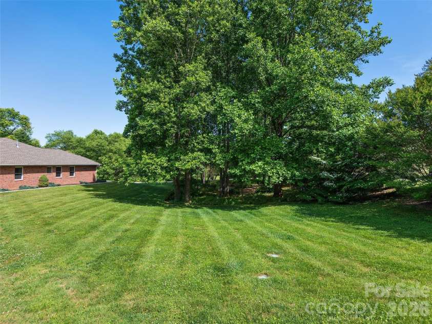 39 Beaumont Drive, Hendersonville, NC 28739.  MLS# CAR4385271, YatesRealty ID 10499. Side yard