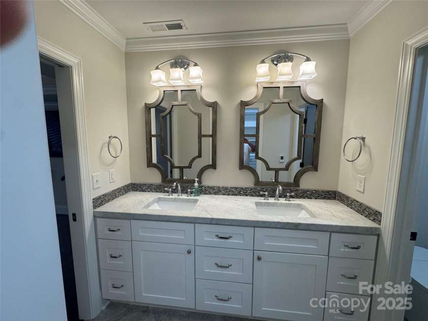 4909 Torrey Pines Court, Charlotte, NC 28226.  MLS# CAR4284066, YatesRealty ID 105. Dbl. Sinks