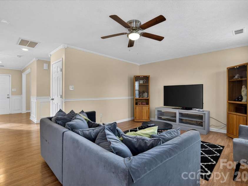 9830 Avensong Crossing Drive, Charlotte, NC 28215.  MLS# CAR4351576, YatesRealty ID 10500. Enjoy nights and weekends with family and guest!