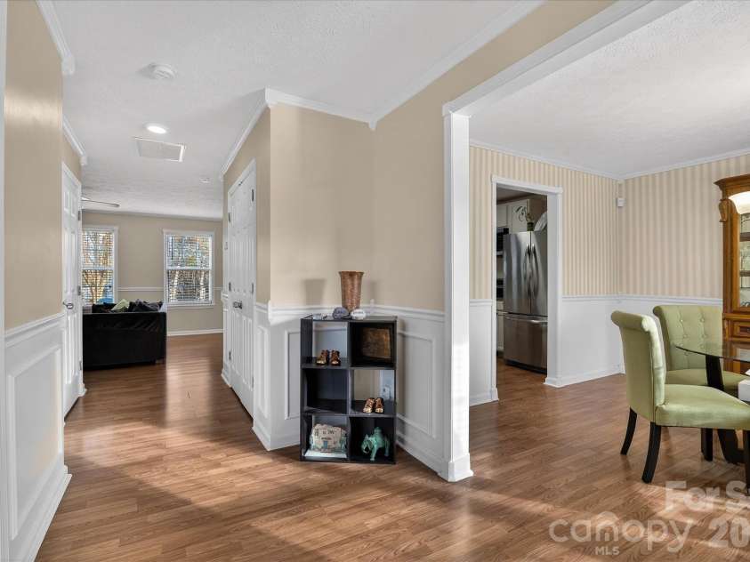 9830 Avensong Crossing Drive, Charlotte, NC 28215.  MLS# CAR4351576, YatesRealty ID 10500. Open and Inviting Foyer!