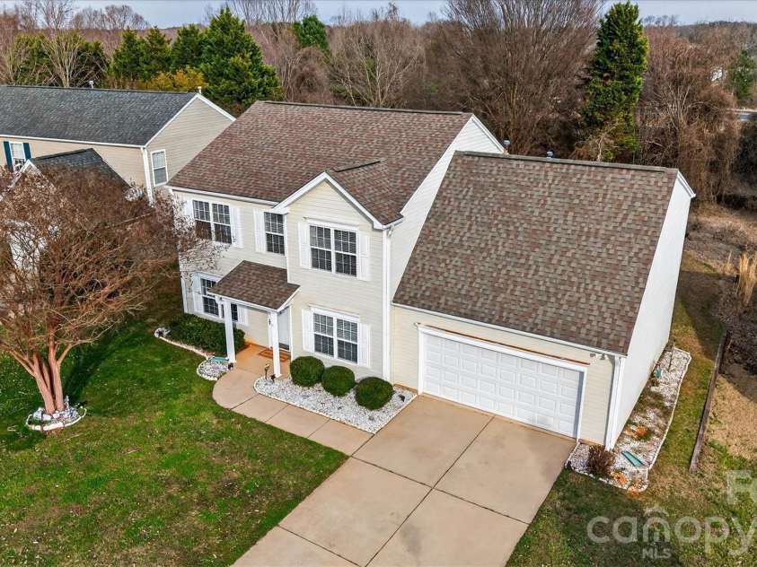 9830 Avensong Crossing Drive, Charlotte, NC 28215.  MLS# CAR4351576, YatesRealty ID 10500. Perfectly Mainicured on a leveled lot!