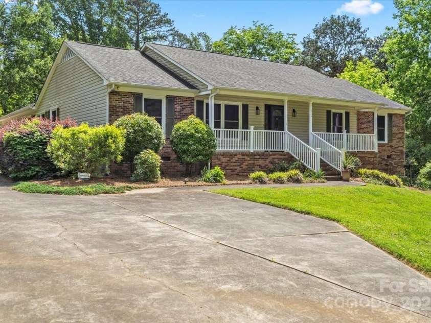 3712 Eaglebrook Drive, Gastonia, NC 28056.  MLS# CAR4253727, YatesRealty ID 10501. 