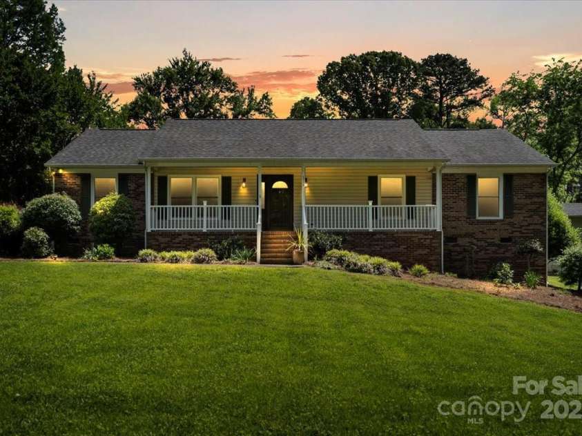 3712 Eaglebrook Drive, Gastonia, NC 28056.  MLS# CAR4253727, YatesRealty ID 10501. 