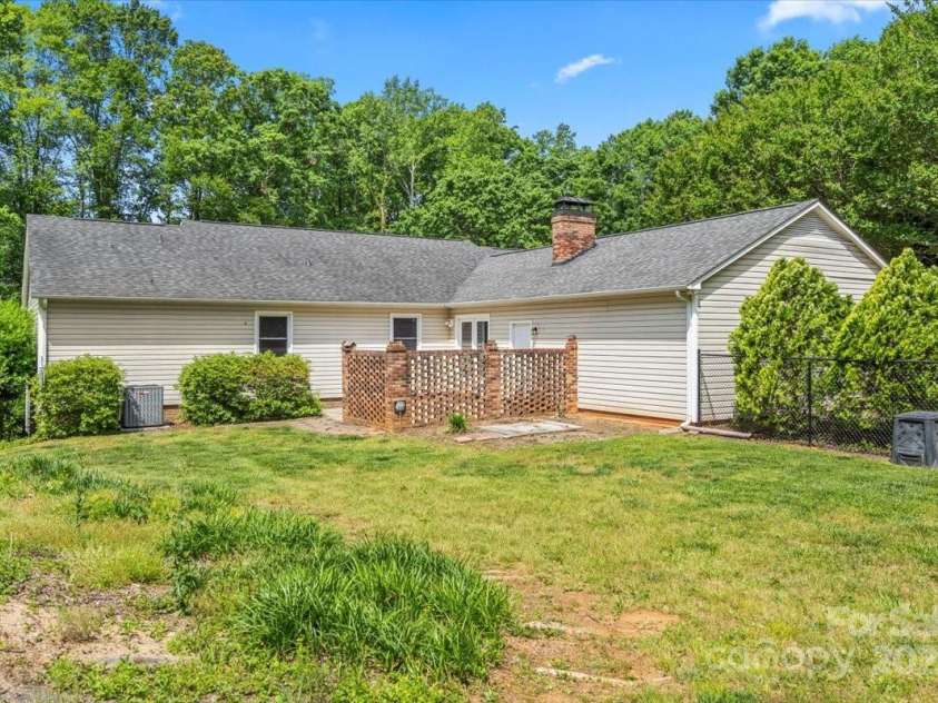 3712 Eaglebrook Drive, Gastonia, NC 28056.  MLS# CAR4253727, YatesRealty ID 10501. 