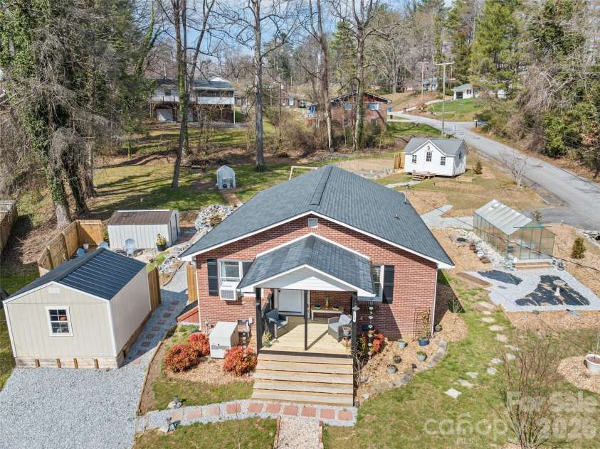 110 Ewart Drive, Hendersonville, NC 28739.  MLS# CAR4355158, YatesRealty ID 10503. 