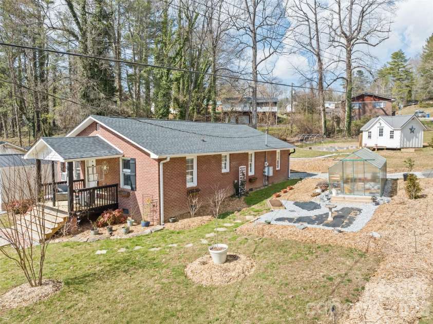 110 Ewart Drive, Hendersonville, NC 28739.  MLS# CAR4355158, YatesRealty ID 10503. 