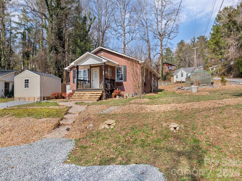 110 Ewart Drive, Hendersonville, NC 28739.  MLS# CAR4355158, YatesRealty ID 10503. 