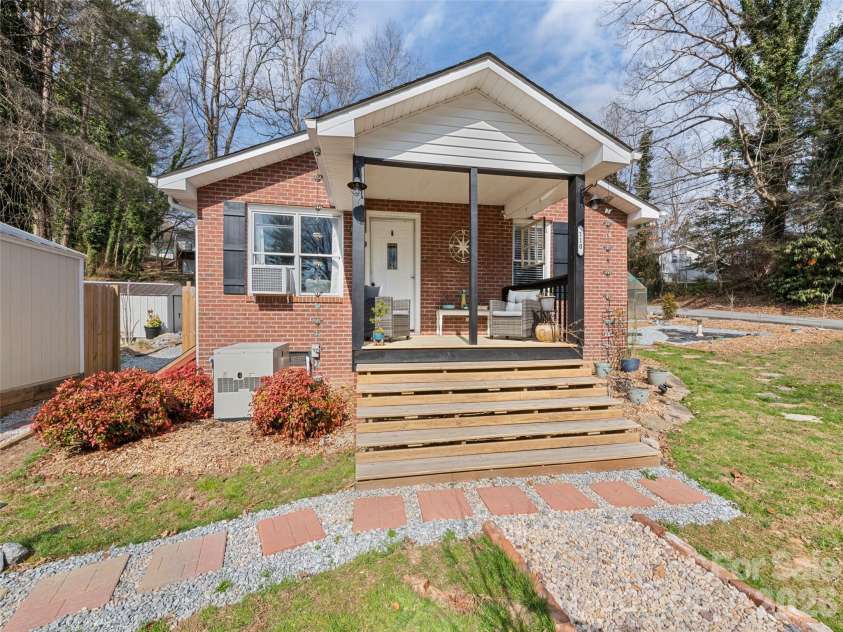 110 Ewart Drive, Hendersonville, NC 28739.  MLS# CAR4355158, YatesRealty ID 10503. 