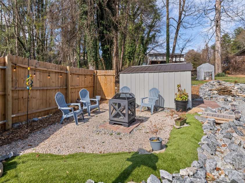 110 Ewart Drive, Hendersonville, NC 28739.  MLS# CAR4355158, YatesRealty ID 10503. 
