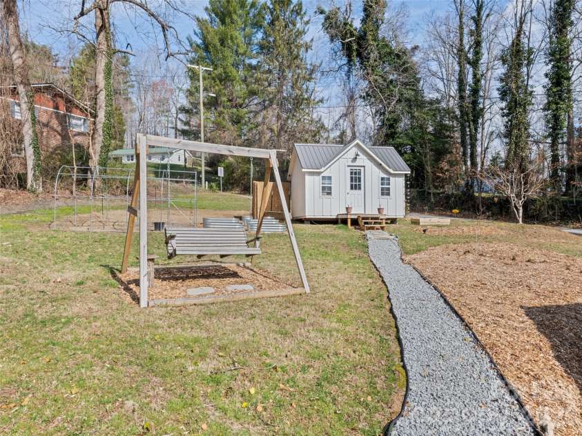 110 Ewart Drive, Hendersonville, NC 28739.  MLS# CAR4355158, YatesRealty ID 10503. 