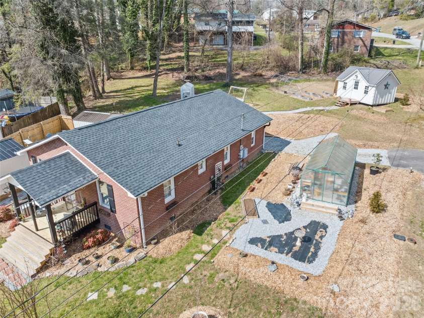 110 Ewart Drive, Hendersonville, NC 28739.  MLS# CAR4355158, YatesRealty ID 10503. 