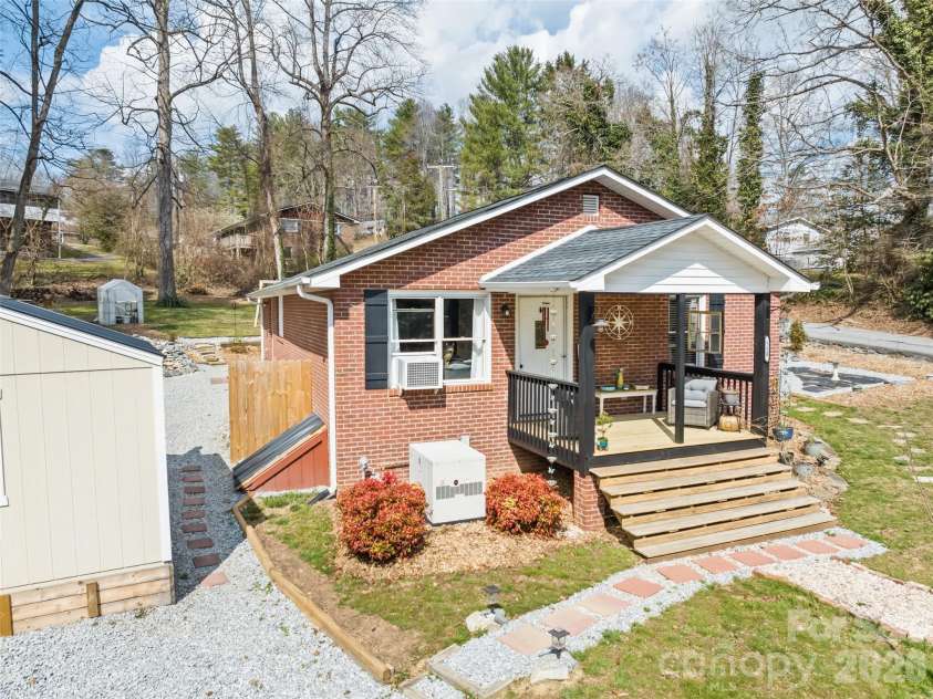 110 Ewart Drive, Hendersonville, NC 28739.  MLS# CAR4355158, YatesRealty ID 10503. 