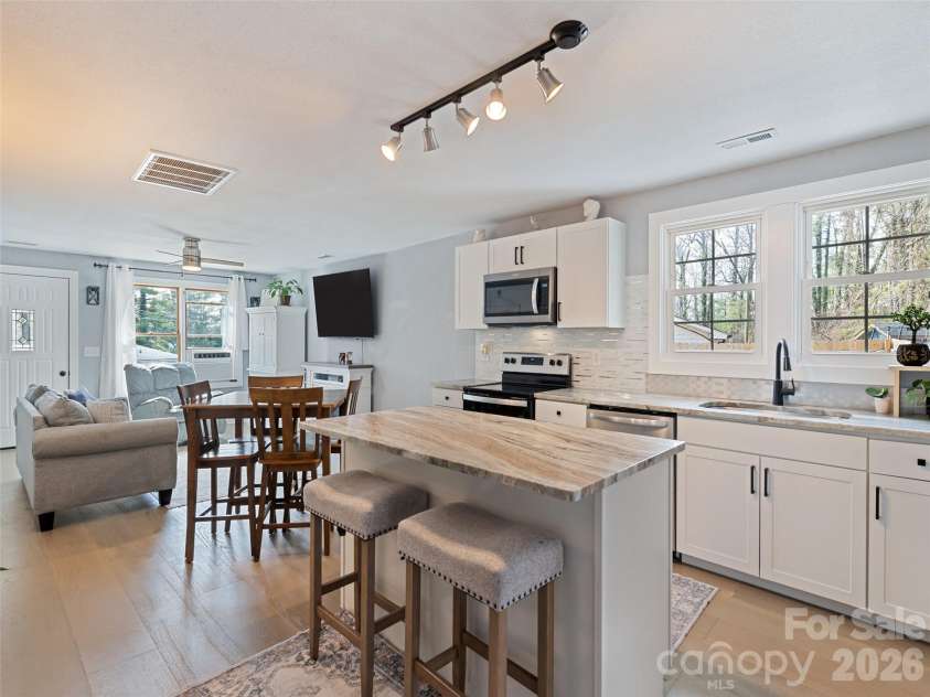 110 Ewart Drive, Hendersonville, NC 28739.  MLS# CAR4355158, YatesRealty ID 10503. 