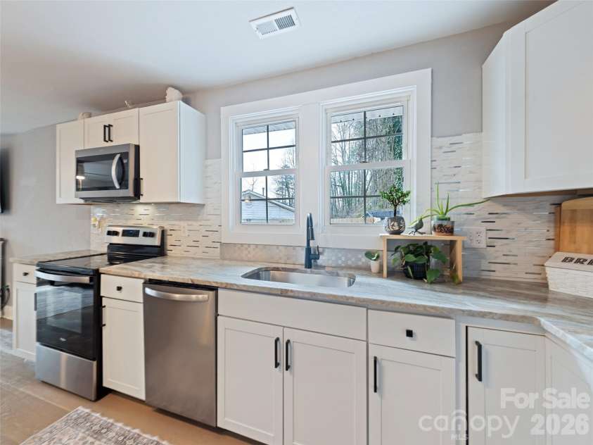 110 Ewart Drive, Hendersonville, NC 28739.  MLS# CAR4355158, YatesRealty ID 10503. 