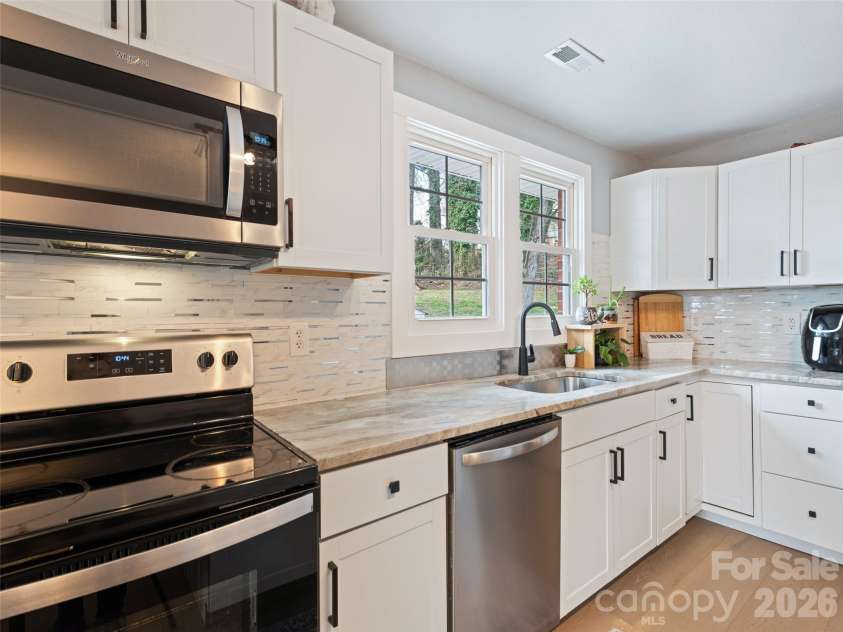 110 Ewart Drive, Hendersonville, NC 28739.  MLS# CAR4355158, YatesRealty ID 10503. 