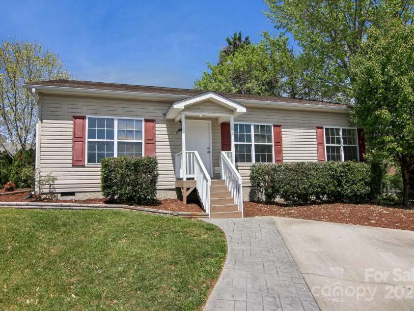 11 Frederick Lane, Hendersonville, NC 28792.  MLS# CAR4249058, YatesRealty ID 10505. 