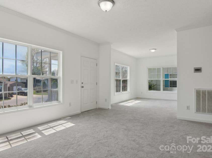 11 Frederick Lane, Hendersonville, NC 28792.  MLS# CAR4249058, YatesRealty ID 10505. 