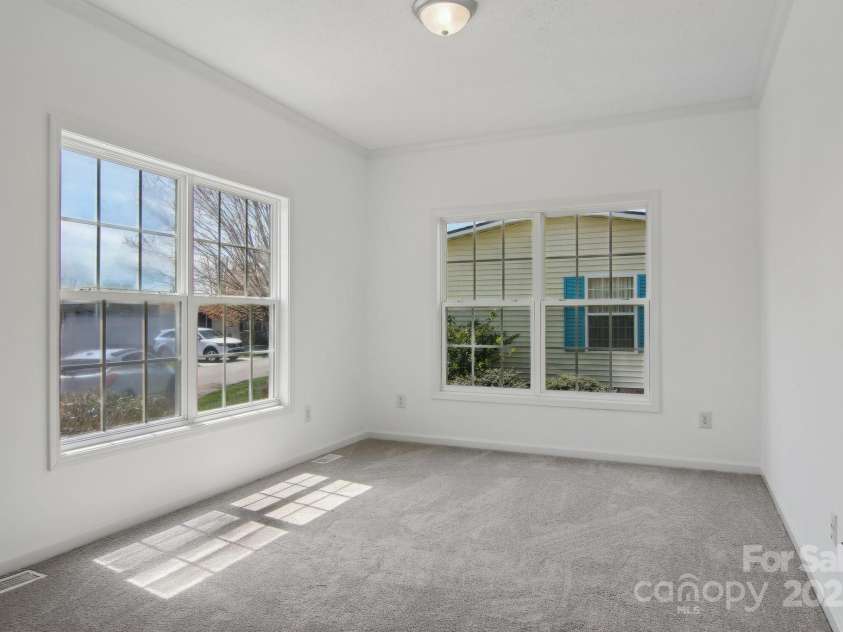 11 Frederick Lane, Hendersonville, NC 28792.  MLS# CAR4249058, YatesRealty ID 10505. 